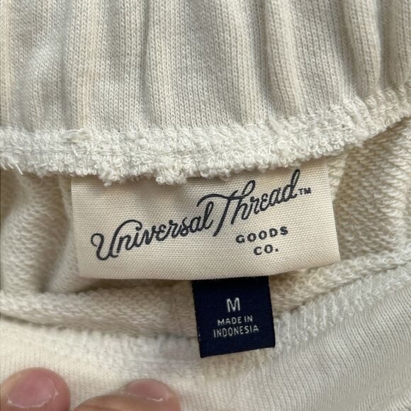 NWT Universal Thread Women's Cream Pocket Sweat Shorts Size Medium - Picture 3 of 16